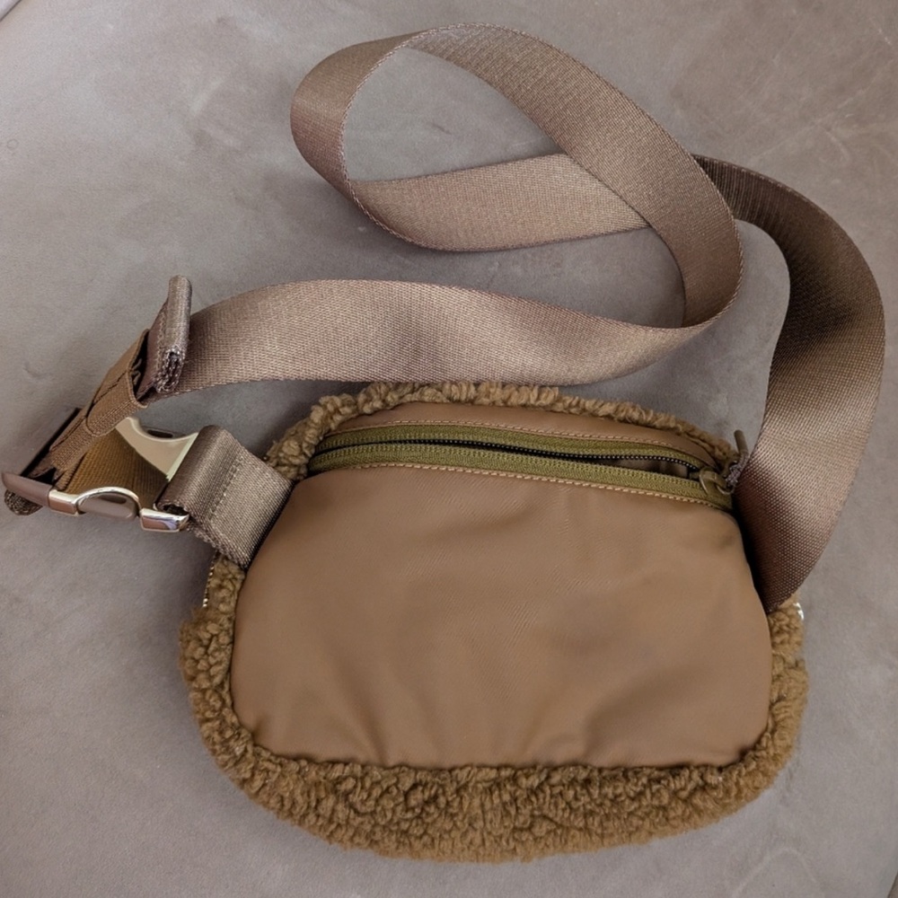 Lululemon Everywhere Belt Bag Fleece - Picture 3 of 3